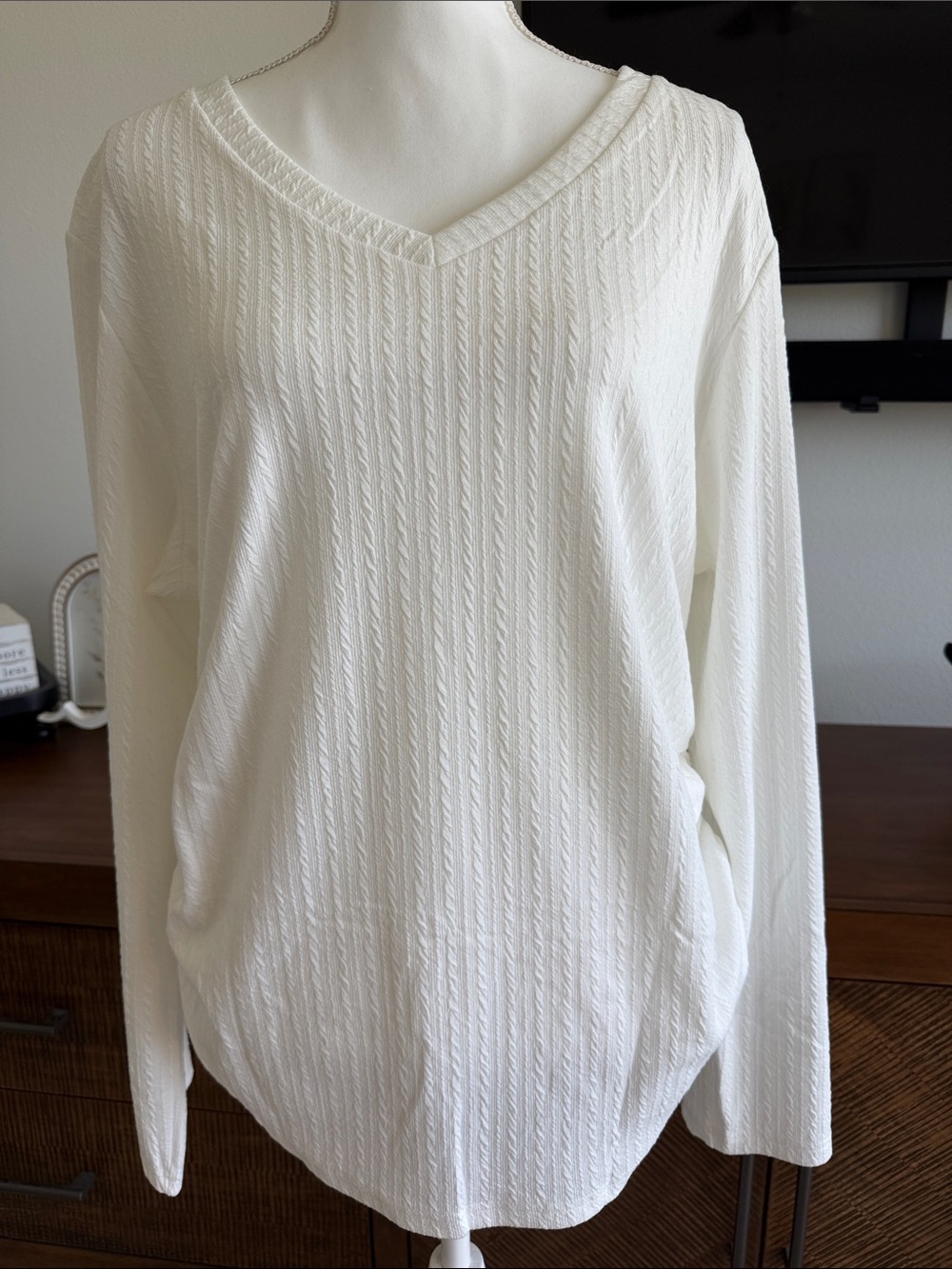 Women's White rushed V-Neck Cable Knit top